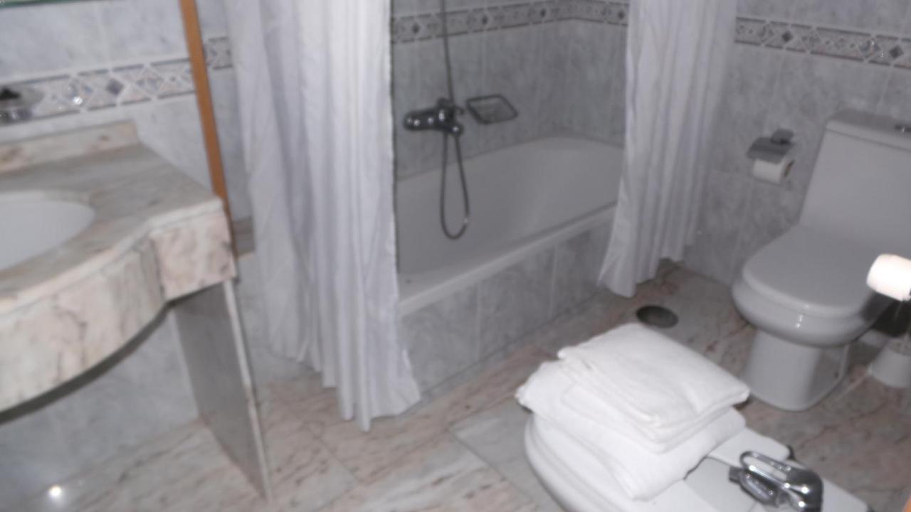 Hotel Os Carballos Sigueiro Luaran gambar