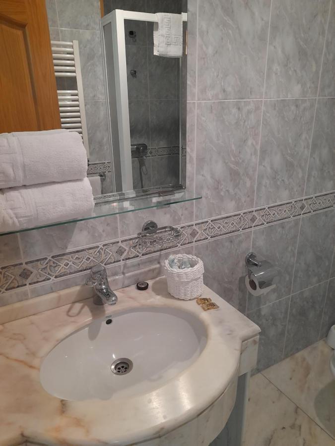 Hotel Os Carballos Sigueiro Luaran gambar