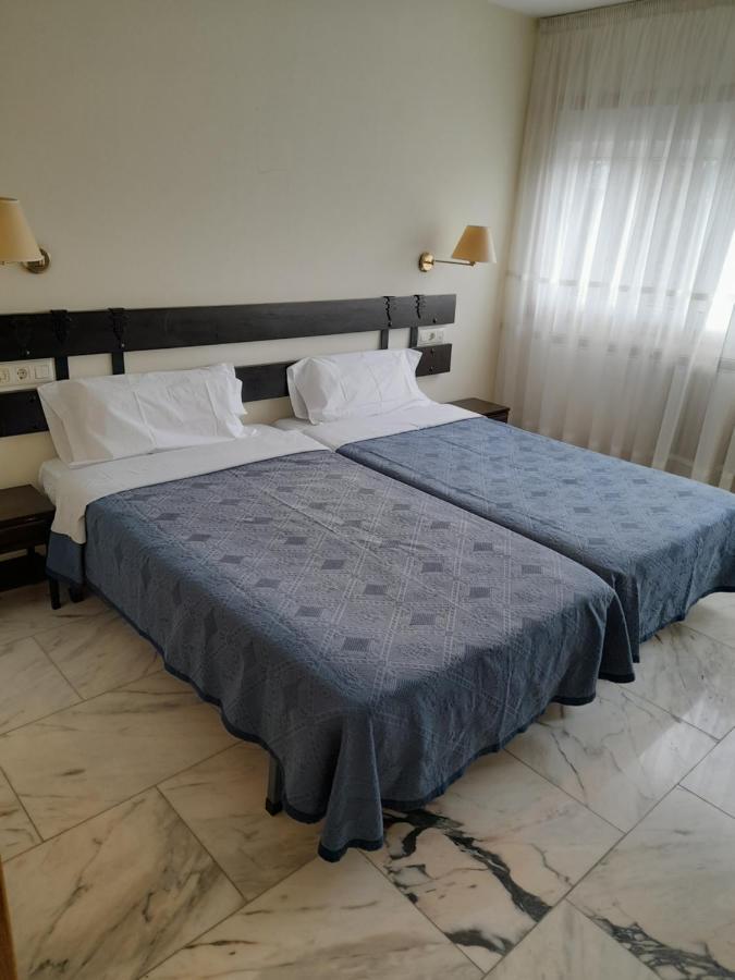 Hotel Os Carballos Sigueiro Luaran gambar